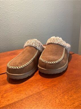 Dearfoams Women’s Slip-On 7/8 Slippers in Tan with Knit Cuff